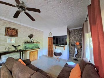VENDO CASA CON PISCINA Y 9750M2 CON ARBOLES
