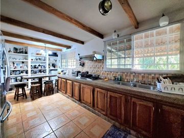 VENDO CASA CON PISCINA Y 9750M2 CON ARBOLES