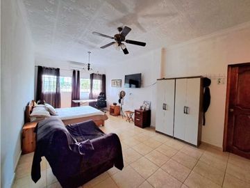 VENDO CASA CON PISCINA Y 9750M2 CON ARBOLES