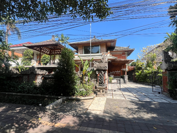 RUMAH LOKASI STRATEGIS TENGAH KOTA DI RAYA PUPUTAN RENON DENPASAR