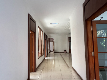 RUMAH LOKASI STRATEGIS TENGAH KOTA DI RAYA PUPUTAN RENON DENPASAR