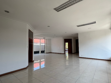 RUMAH LOKASI STRATEGIS TENGAH KOTA DI RAYA PUPUTAN RENON DENPASAR