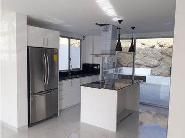 Venta de casa 4 habitaciones Urb. Costa vía a San Mateo sector sur.