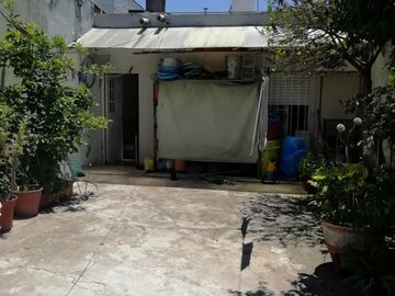 Casa 3 ambientes, garage, quincho.