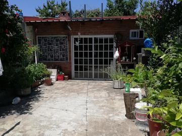 Casa 3 ambientes, garage, quincho.