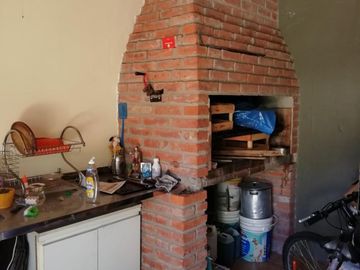 Casa 3 ambientes, garage, quincho.