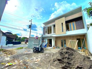 Rumah Baru Mewah Luxury Proses Finishing Dekat Jogja Bay Maguwoharjo