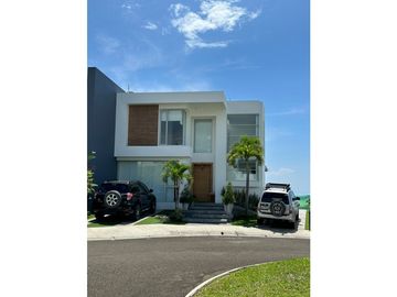 En venta hermosa casa con vista al mar