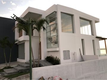 En venta hermosa casa con vista al mar