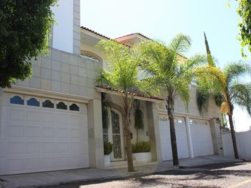CASA EN VENTA EN FRACCIONAMIENTO  PEDREGAL DE QUERETARO,  EXCLUSIVO.