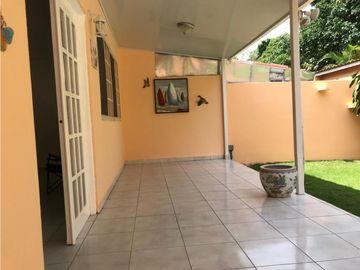 Vendo Amplia casa en Tumba Muerto * B-AB-262*