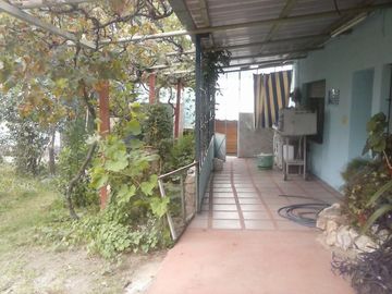 EXCELENTE CASA DE 3 AMBIENTES MAS DPTO DE 1 AMBIENTE A POCAS CUADRAS DE LA TECHADA DE CAPILLA DEL MONTE SOBRE LOTE DE 700 METROS