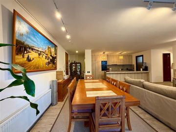 Dpto en venta de 3 dorm con jardín. en Lo Barnechea