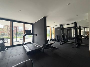Dpto en venta de 3 dorm con jardín. en Lo Barnechea