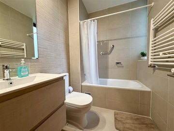 Dpto en venta de 3 dorm con jardín. en Lo Barnechea