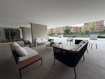 Dpto en venta de 3 dorm con jardín. en Lo Barnechea