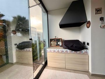 Dpto en venta de 3 dorm con jardín. en Lo Barnechea
