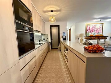 Dpto en venta de 3 dorm con jardín. en Lo Barnechea