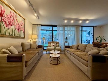 Dpto en venta de 3 dorm con jardín. en Lo Barnechea