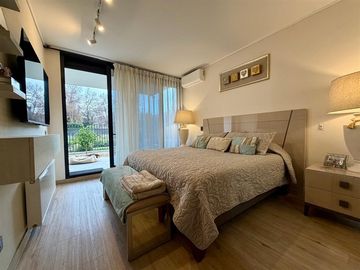 Dpto en venta de 3 dorm con jardín. en Lo Barnechea