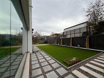 Dpto en venta de 3 dorm con jardín. en Lo Barnechea