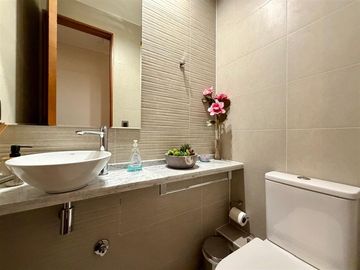 Dpto en venta de 3 dorm con jardín. en Lo Barnechea