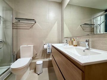 Dpto en venta de 3 dorm con jardín. en Lo Barnechea