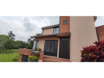 Venta de casa campestre de 1900 M2 en 729 mill en La Mesa Cund.
