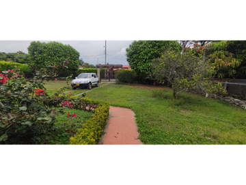 Venta de casa campestre de 1900 M2 en 729 mill en La Mesa Cund.