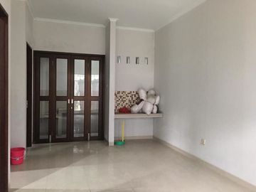 Rumah 1 lantai dalam komplek fasilitas kolam renang di cinere
