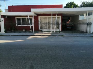 Casa de una planta con 4 Recámaras en el Barrio de San Cristóbal, Mérida Centro