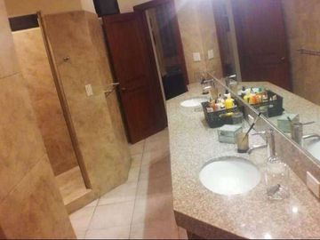 C167 - Venta Casa Mansión en Samborondón Primeros kilómetros 6 dormitorios - 1800 metros cuadrados