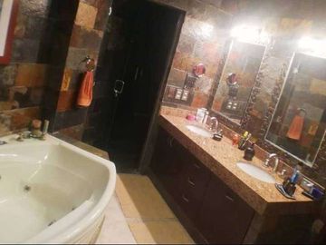 C167 - Venta Casa Mansión en Samborondón Primeros kilómetros 6 dormitorios - 1800 metros cuadrados