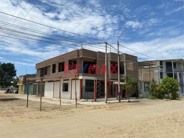 🏡✨ ¡Oportunidad única en Sullana! Propiedad en esquina con gran potencial comercial y residencial  

Descubre esta espaciosa y versátil casa de DOS