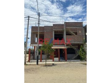🏡✨ ¡Oportunidad única en Sullana! Propiedad en esquina con gran potencial comercial y residencial  

Descubre esta espaciosa y versátil casa de DOS