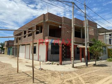 🏡✨ ¡Oportunidad única en Sullana! Propiedad en esquina con gran potencial comercial y residencial  

Descubre esta espaciosa y versátil casa de DOS