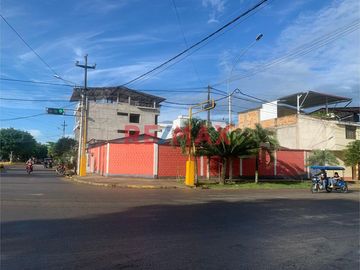 🏡 ¡Oportunidad única: Esquina entre la Avenida Circunvalación cdra 18 con Jr. Ángel Delgado! Se vende una casa de 1 piso.
Esta propiedad de 440 m² de