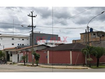 🏡 ¡Oportunidad única: Esquina entre la Avenida Circunvalación cdra 18 con Jr. Ángel Delgado! Se vende una casa de 1 piso.
Esta propiedad de 440 m² de