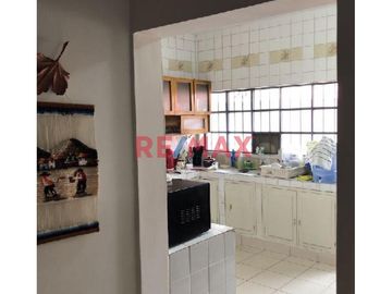 🏡 ¡Oportunidad única: Esquina entre la Avenida Circunvalación cdra 18 con Jr. Ángel Delgado! Se vende una casa de 1 piso.
Esta propiedad de 440 m² de
