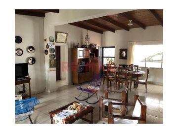 🏡 ¡Oportunidad única: Esquina entre la Avenida Circunvalación cdra 18 con Jr. Ángel Delgado! Se vende una casa de 1 piso.
Esta propiedad de 440 m² de