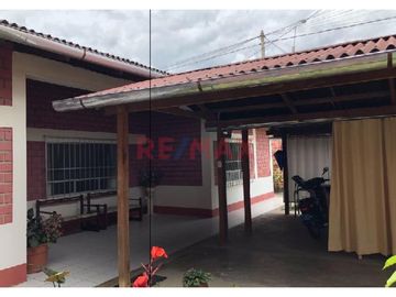 🏡 ¡Oportunidad única: Esquina entre la Avenida Circunvalación cdra 18 con Jr. Ángel Delgado! Se vende una casa de 1 piso.
Esta propiedad de 440 m² de