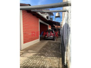 🏡 ¡Oportunidad única: Esquina entre la Avenida Circunvalación cdra 18 con Jr. Ángel Delgado! Se vende una casa de 1 piso.
Esta propiedad de 440 m² de