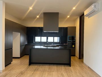Hermosa Residencia en Privada Yucatan Country Club Merida, Yuc