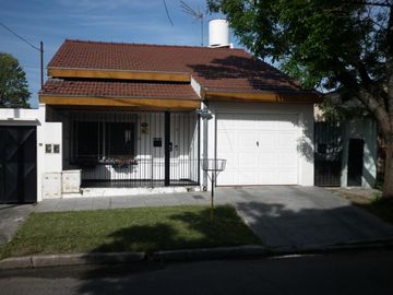 VENTA DE PH AL FRENTE TRES AMB. CON COCHERA
