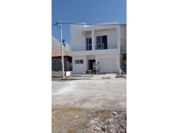 SE VENDE CASA DE DOS PISOS EN LA ZONA ORIENTE DE MONTERIA