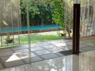 Disewakan Rumah Gaya Tropical Di Dalam Komplek Perumahan Kemang - Antasari
