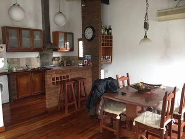 EXCELENTE CASA EN BANFIELD, IDEAL DOS FAMILIAS O PARA UNIFICAR.
