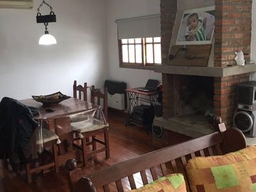 EXCELENTE CASA EN BANFIELD, IDEAL DOS FAMILIAS O PARA UNIFICAR.
