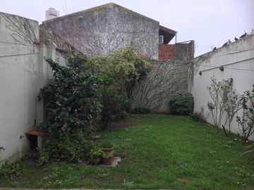 EXCELENTE CASA EN BANFIELD, IDEAL DOS FAMILIAS O PARA UNIFICAR.