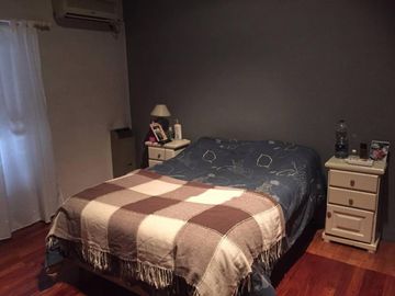 EXCELENTE CASA EN BANFIELD, IDEAL DOS FAMILIAS O PARA UNIFICAR.